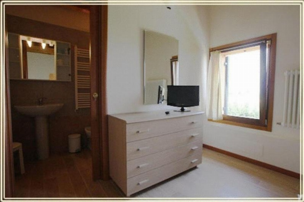 Room image 4